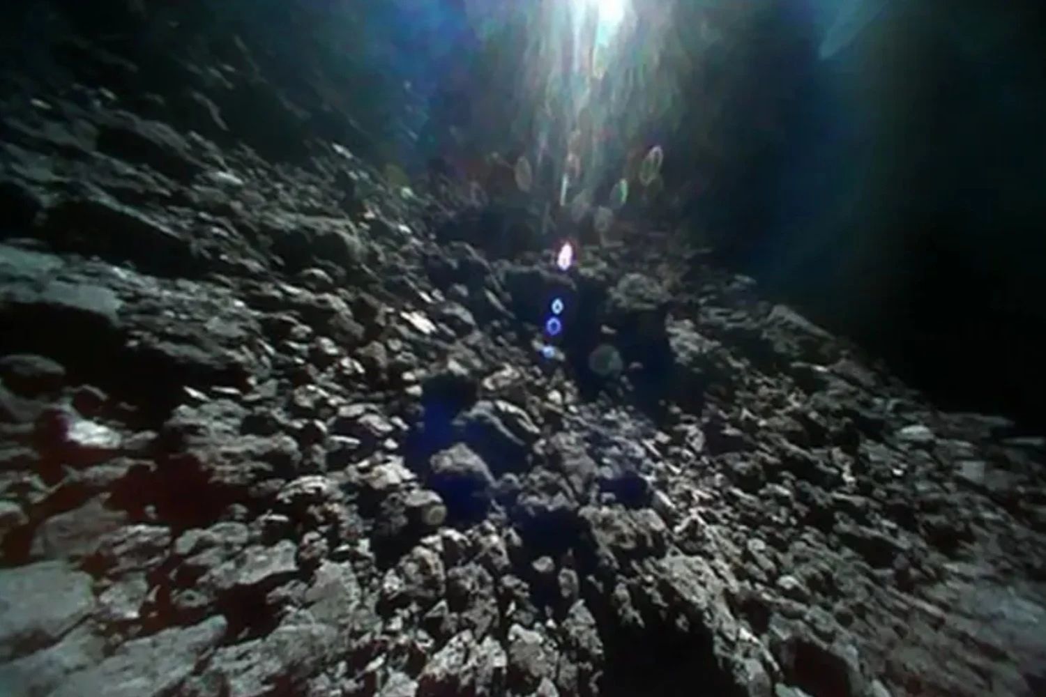 Amostras de um asteroide acabam de confirmar algo inquietante sobre a origem da vida: os componentes do DNA estavam espalhados por todo o Sistema Solar