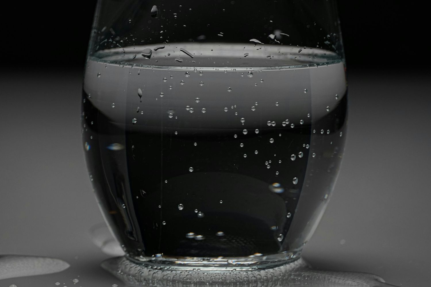 Água com gás faz mal? Especialistas explicam o que acontece no corpo