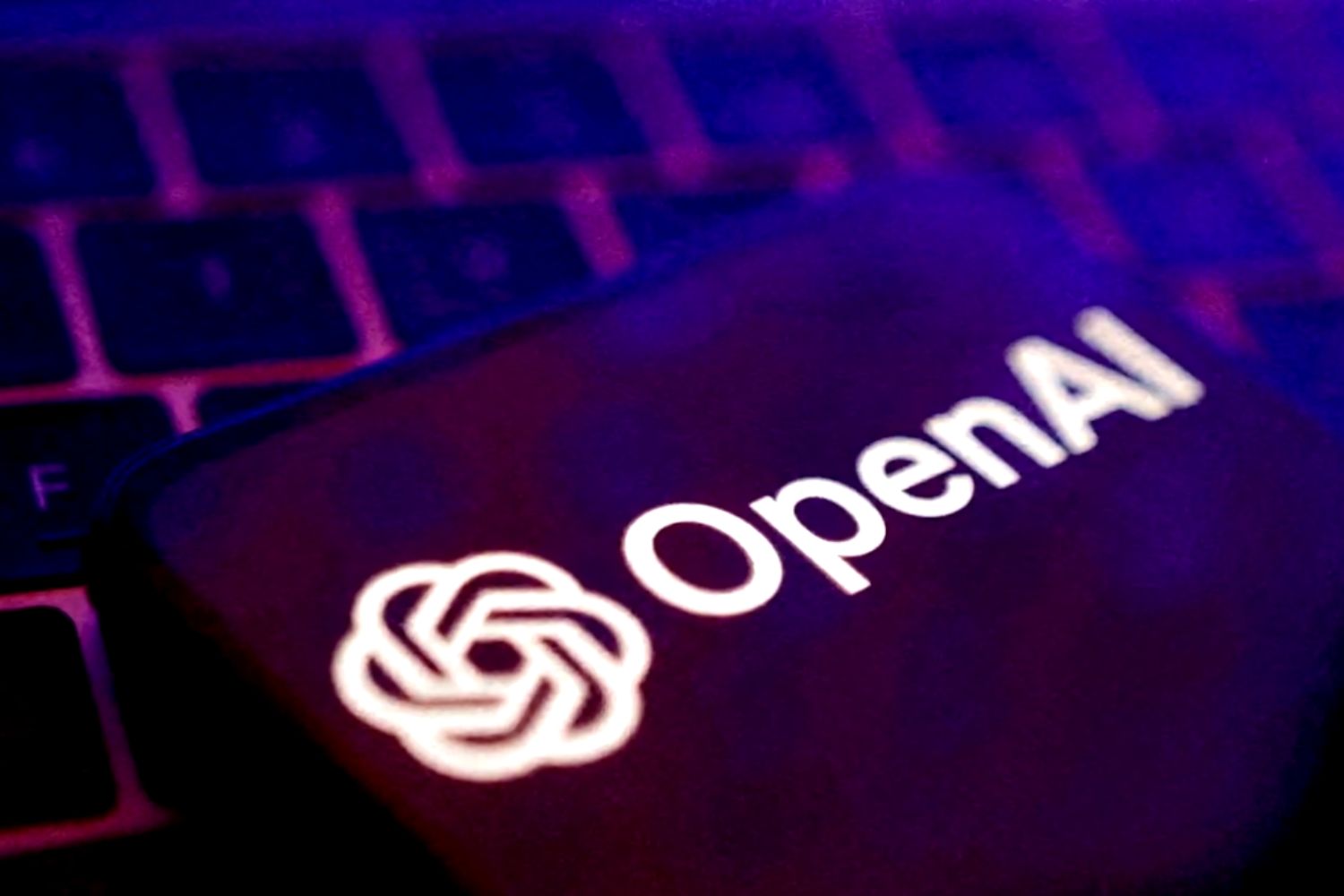 Enquanto gigantes demitem, a OpenAI acelera contratações
