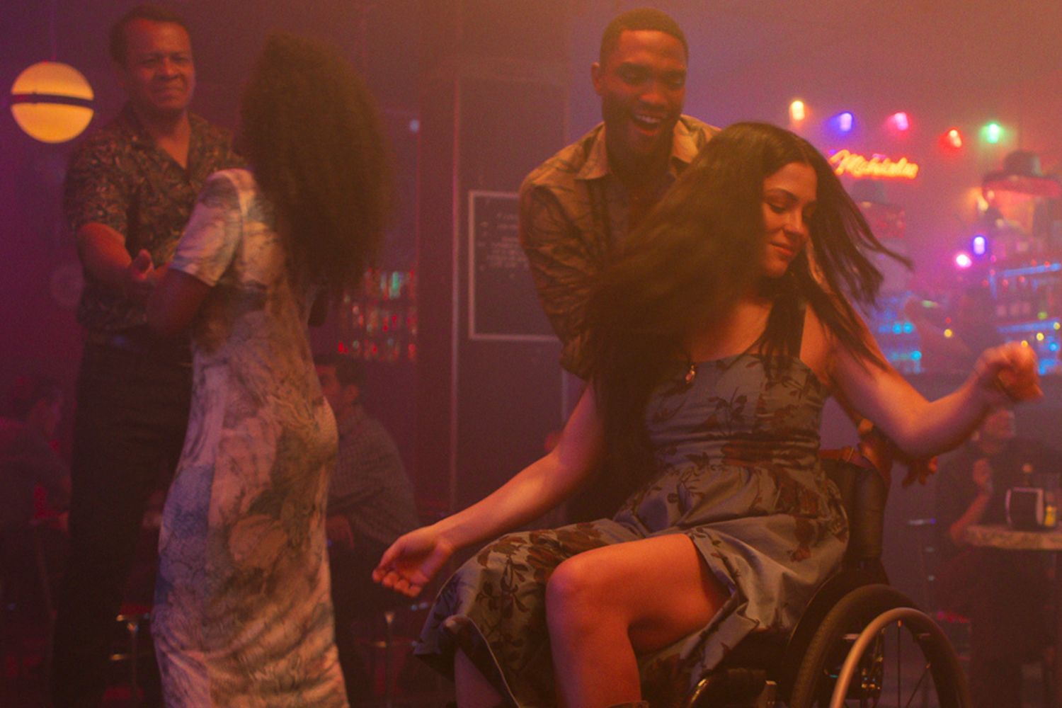 Santita estreia na Netflix e traz Gael García Bernal em drama marcado por reencontro