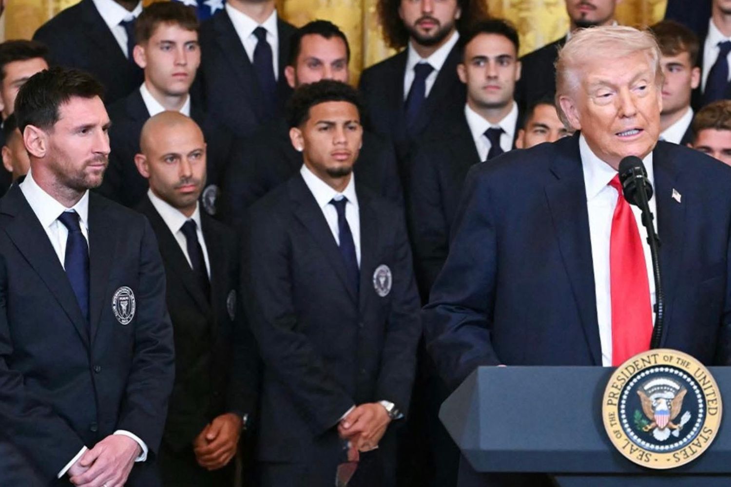 A pergunta inesperada que Donald Trump fez sobre Messi e Pelé durante cerimônia na Casa Branca