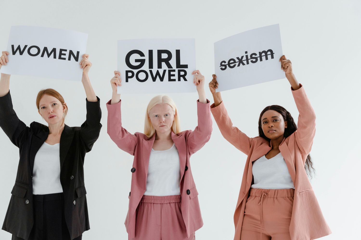 Um estudo internacional analisou milhares de respostas a meninas geradas por sistemas de inteligência artificial: o resultado revela um grande problema