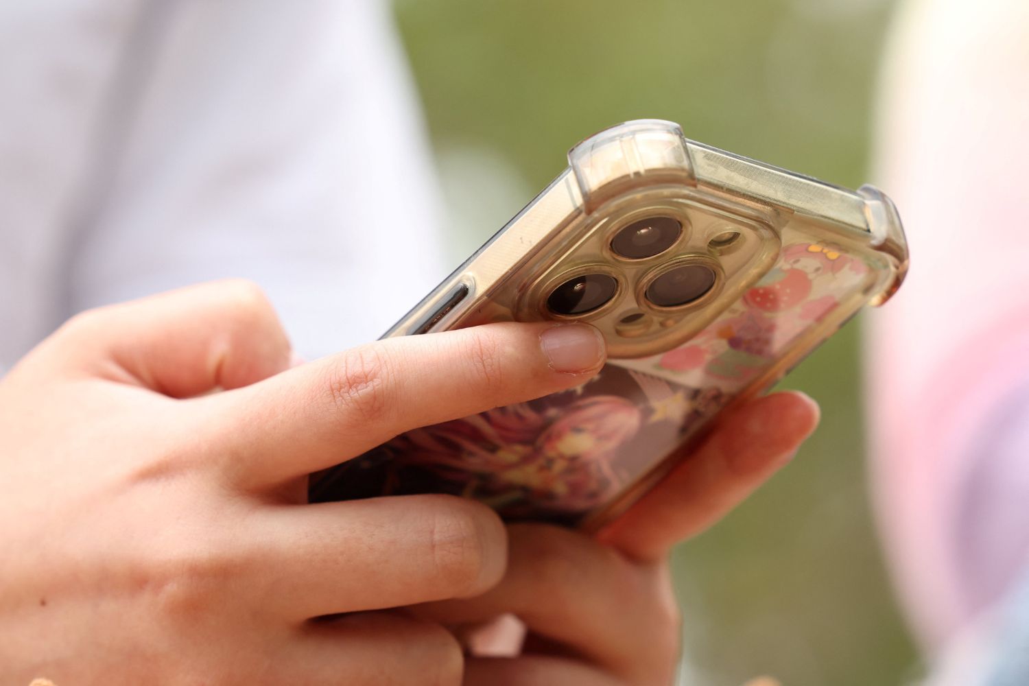 A Austrália proibiu redes sociais para menores de 16 anos, mas muitos adolescentes continuam entrando