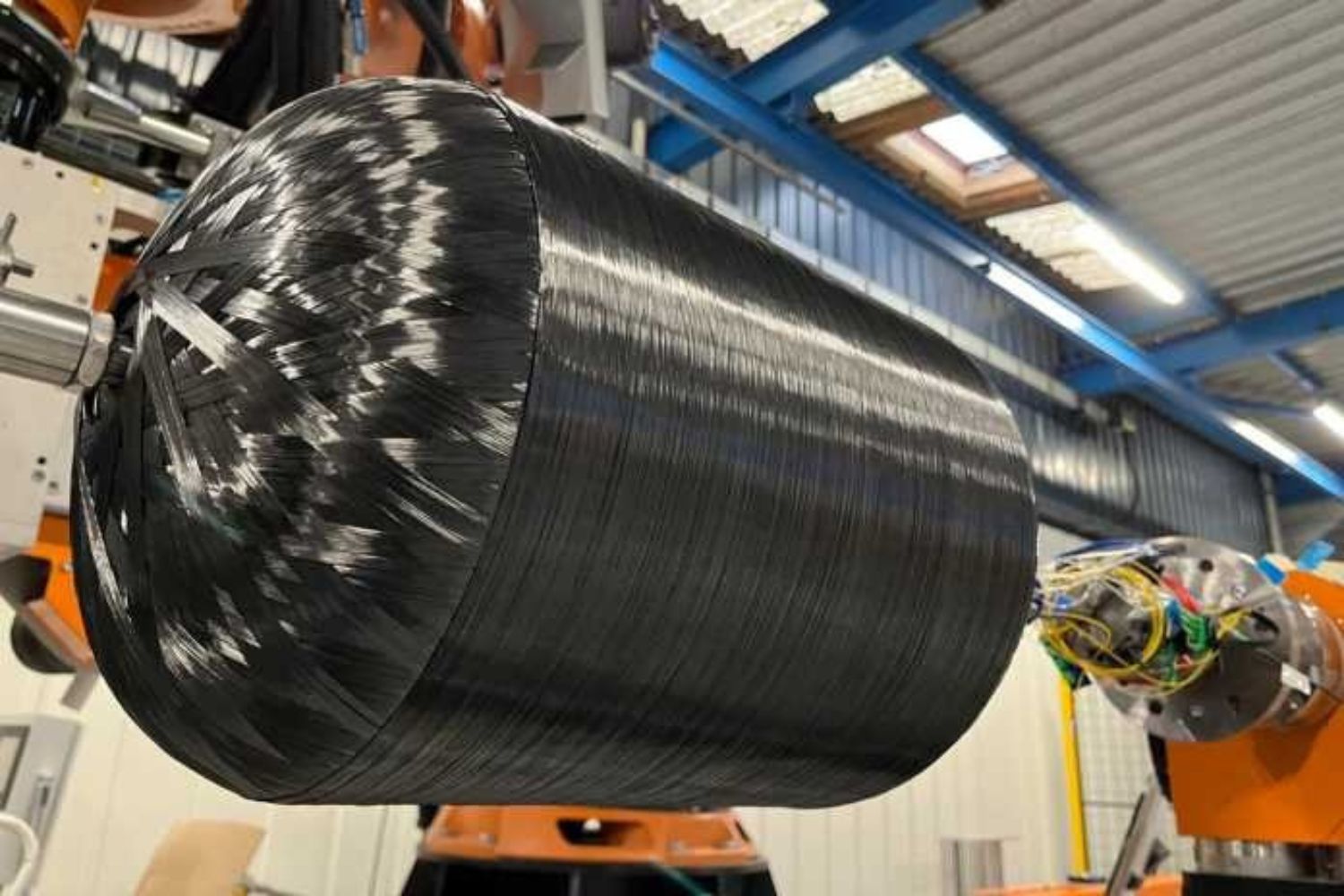 Após décadas de restrições e dependência externa, um novo material ultrarresistente começa a ser produzido em escala