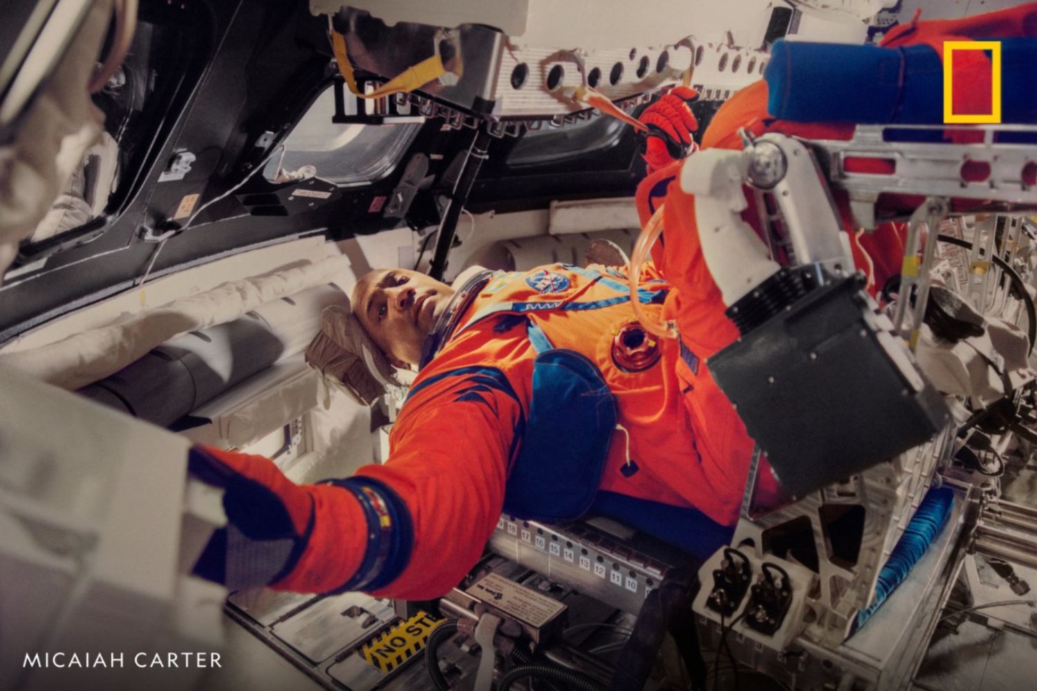 O verdadeiro motivo por trás dos trajes laranja dos astronautas da missão Artemis II