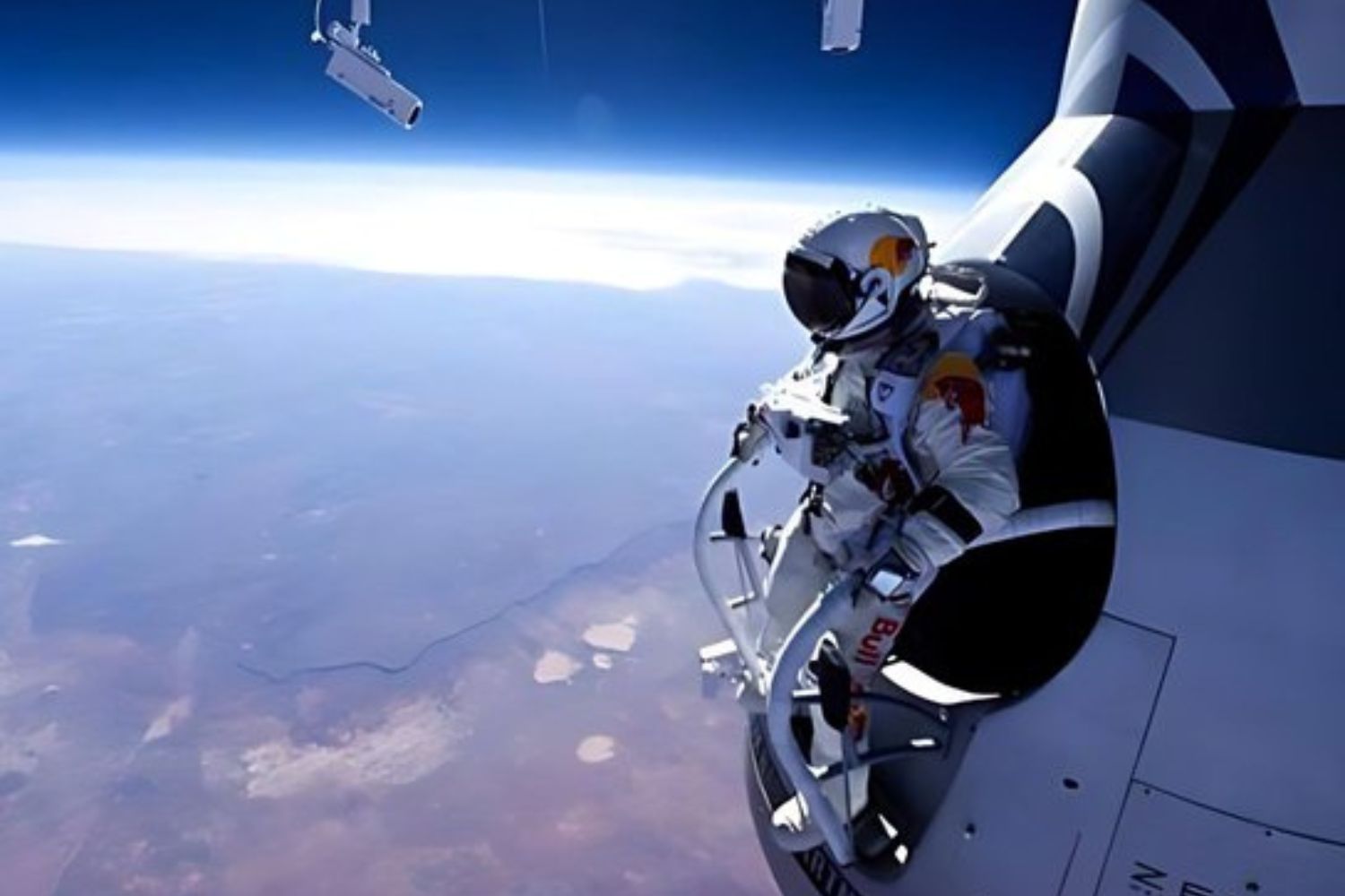 Em 14 de outubro de 2012, um homem realizou um salto a 39 km de altitude, superou a velocidade do som em queda livre, e bateu 3 recordes