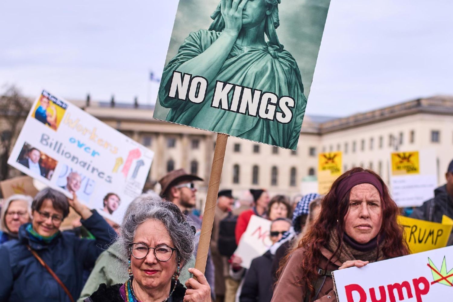 Milhares tomam as ruas contra Trump — e o movimento cresce muito além dos EUA