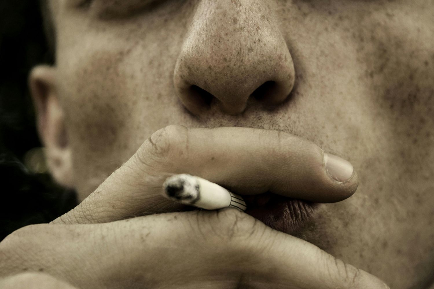 Bitucas de cigarro não desaparecem, elas viram microplásticos e continuam poluindo por anos