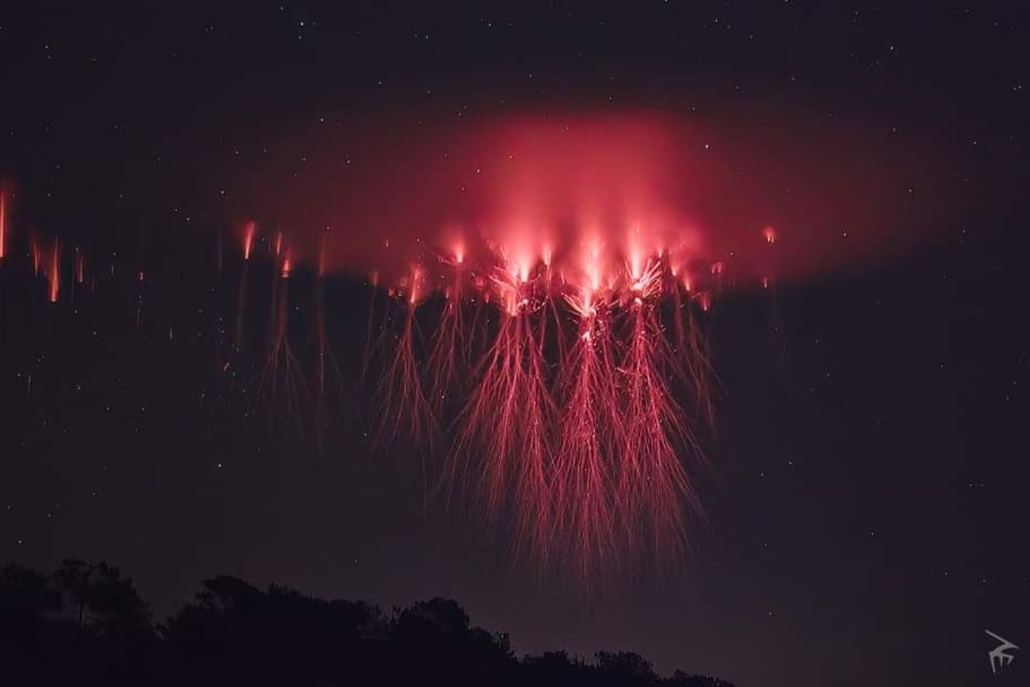 As misteriosas luzes vermelhas que surgem sobre tempestades e quase ninguém consegue fotografar