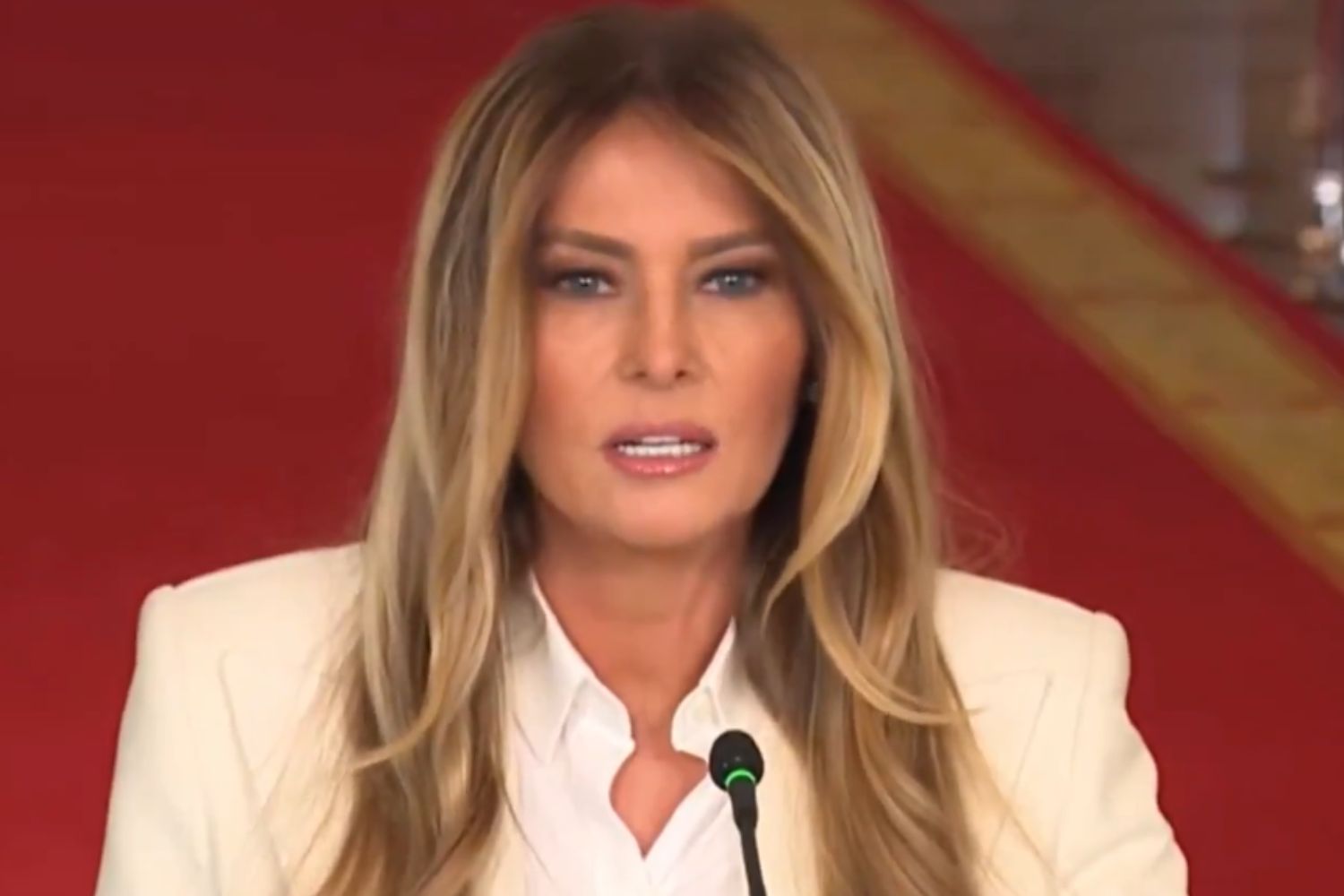 Melania Trump surpreende ao aparecer com robô humanoide na Casa Branca