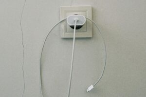 Você pode estar destruindo a bateria do seu iPhone sem perceber — e o erro é mais comum do que parece