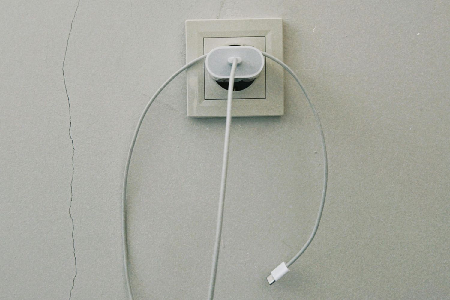 Você pode estar destruindo a bateria do seu iPhone sem perceber — e o erro é mais comum do que parece