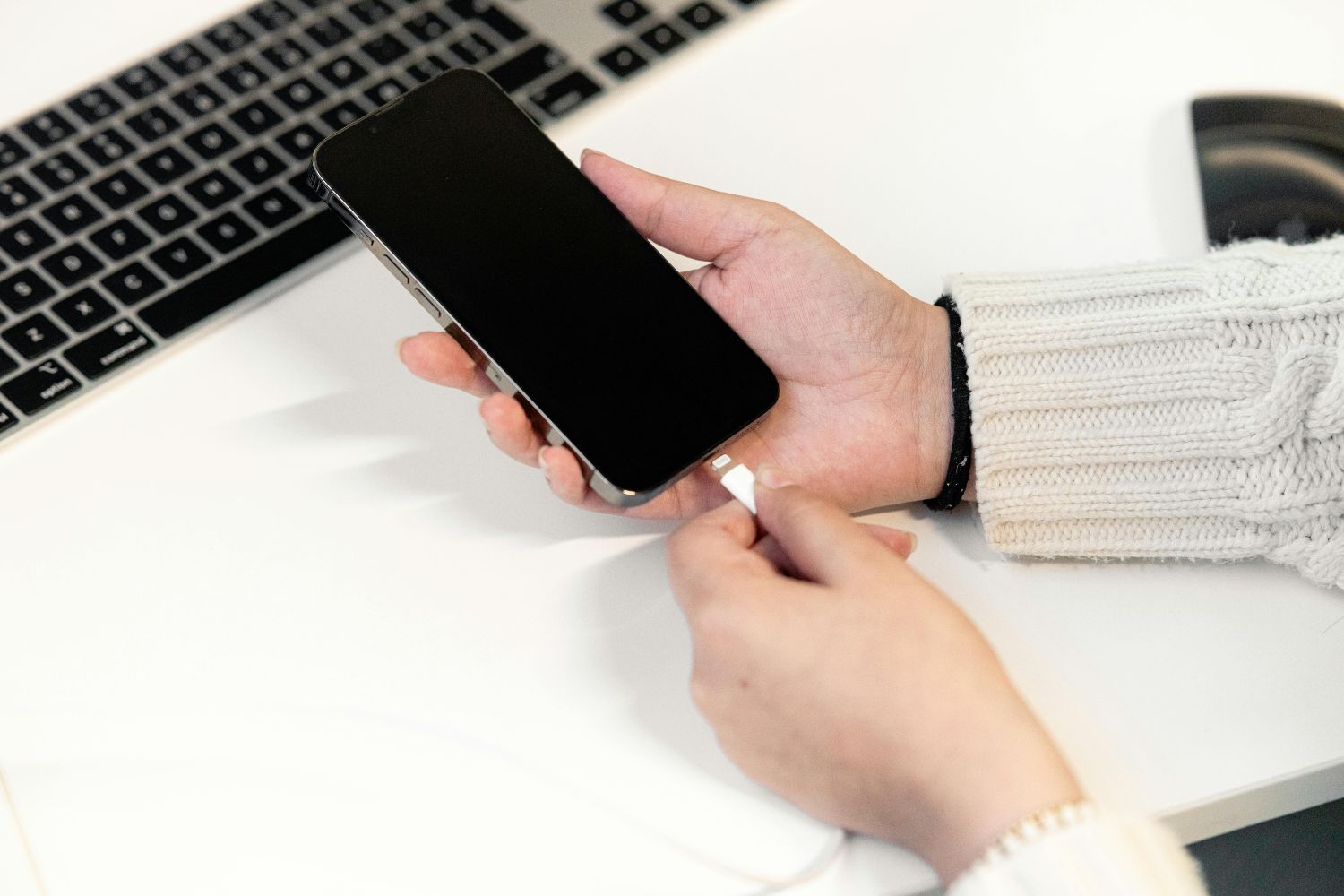 Você pode estar destruindo a bateria do seu iPhone sem perceber — e o erro é mais comum do que parece