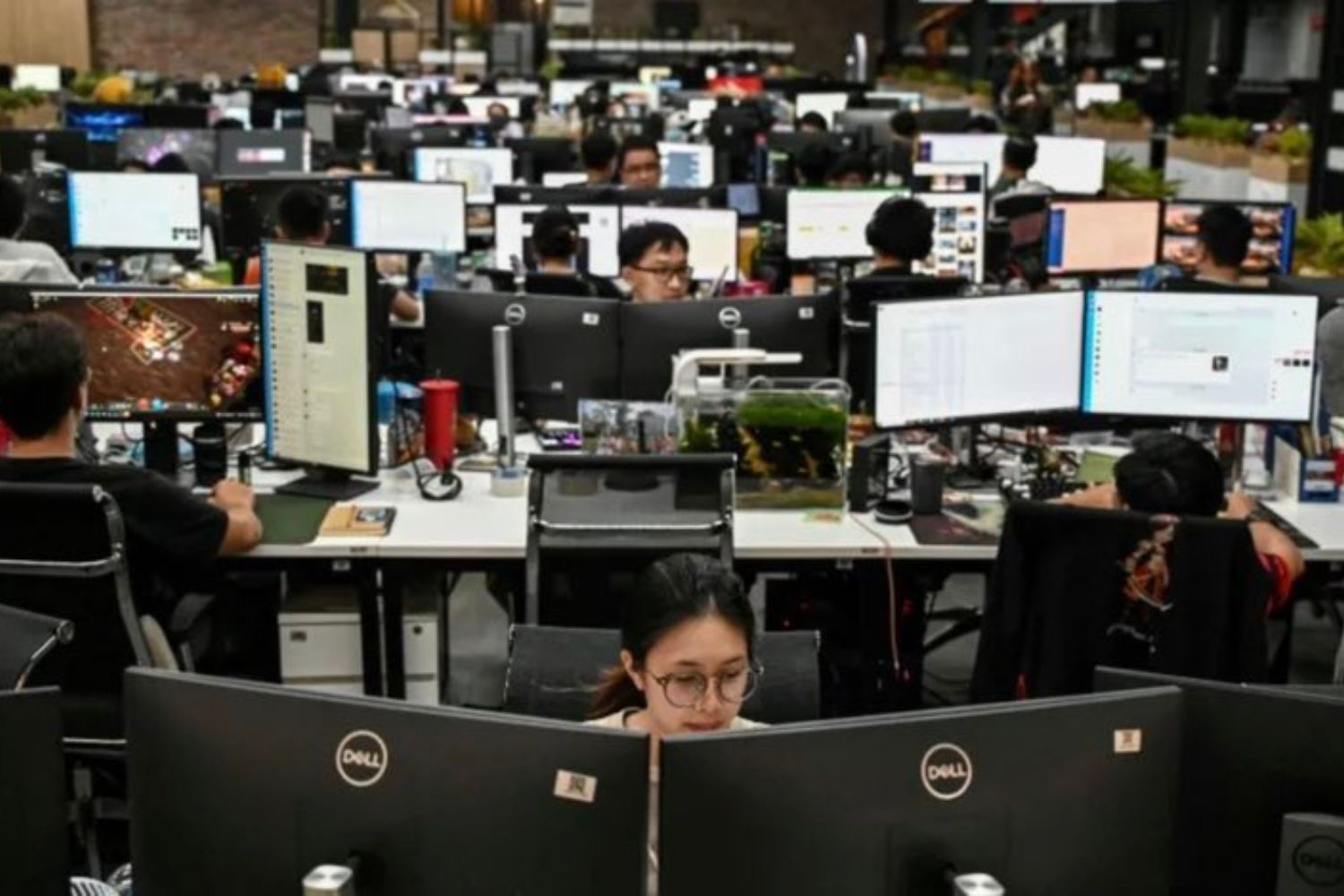 A inteligência artificial já chegou ao trabalho — mas uma diferença entre homens e mulheres começa a preocupar especialistas