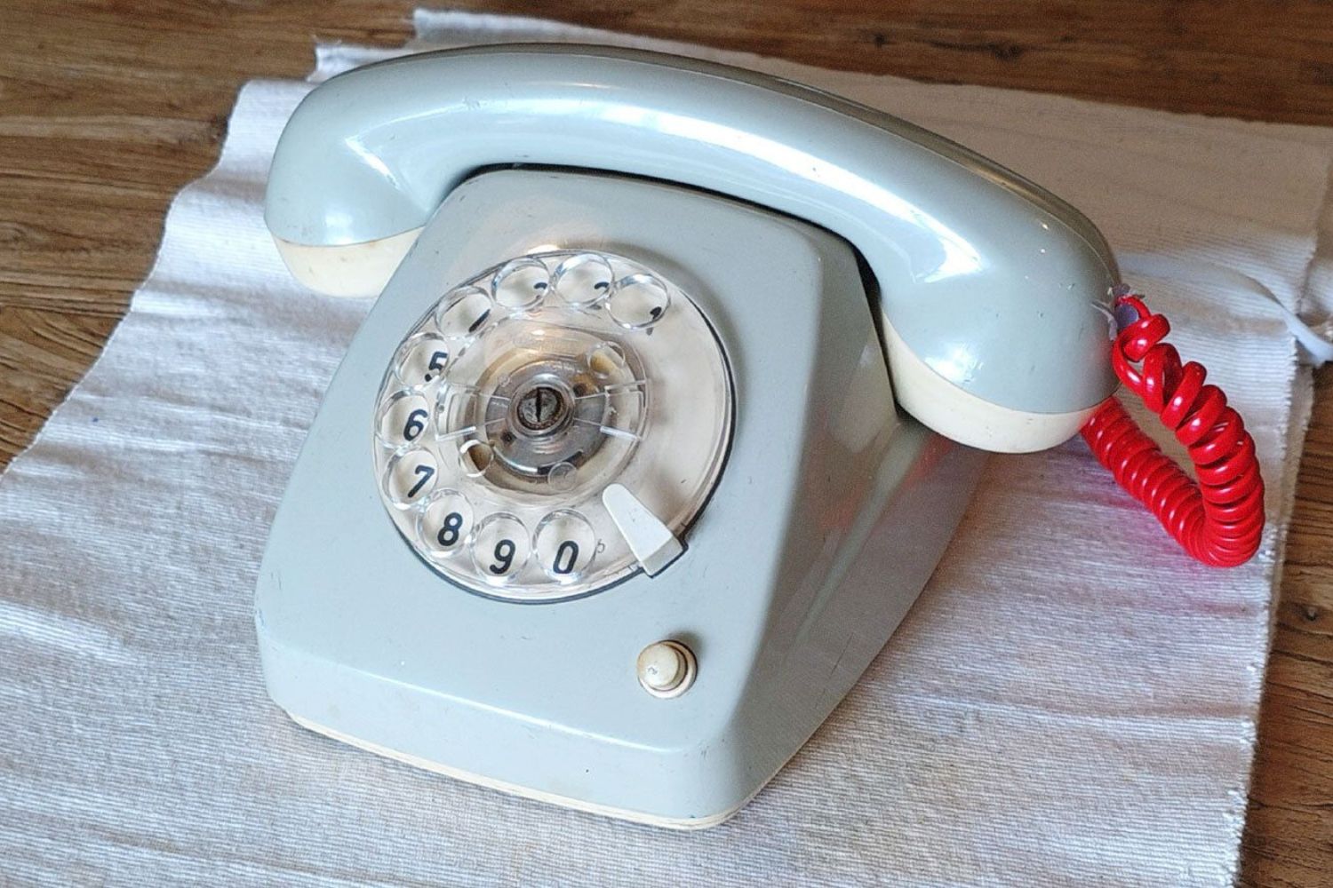 O telefone mudou o mundo há 150 anos, mas não provocou o medo que hoje cerca os smartphones