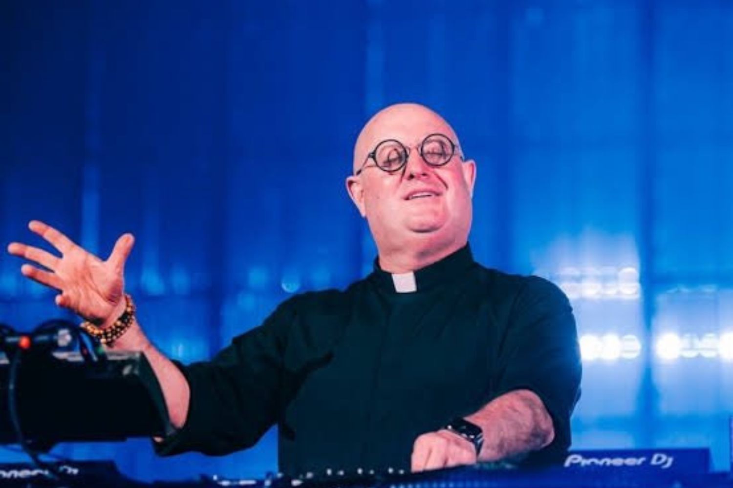 Um padre DJ reuniu milhares de pessoas em Buenos Aires