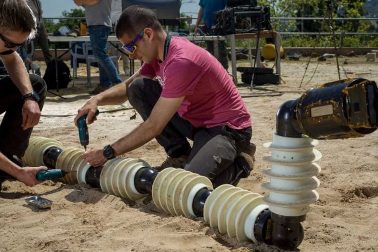 Robô inspirado em serpentes que também vira roda promete ampliar alcance e eficiência em operações de resgate