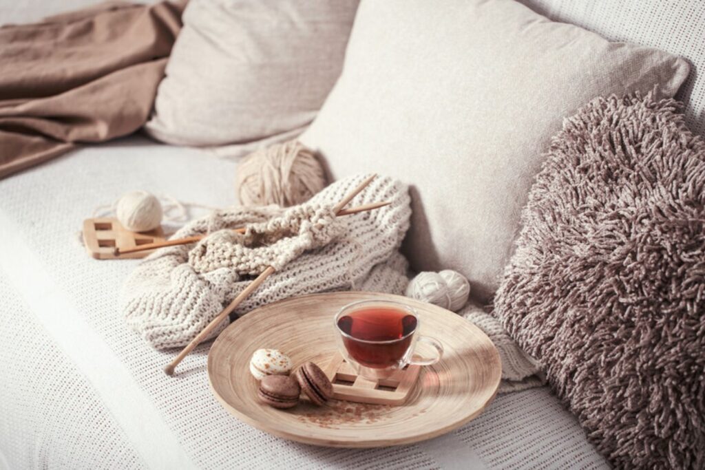 Essa tendência chamada cozymaxxing promete aliviar o estresse — mas pode estar te puxando ainda mais para o consumo sem você perceber