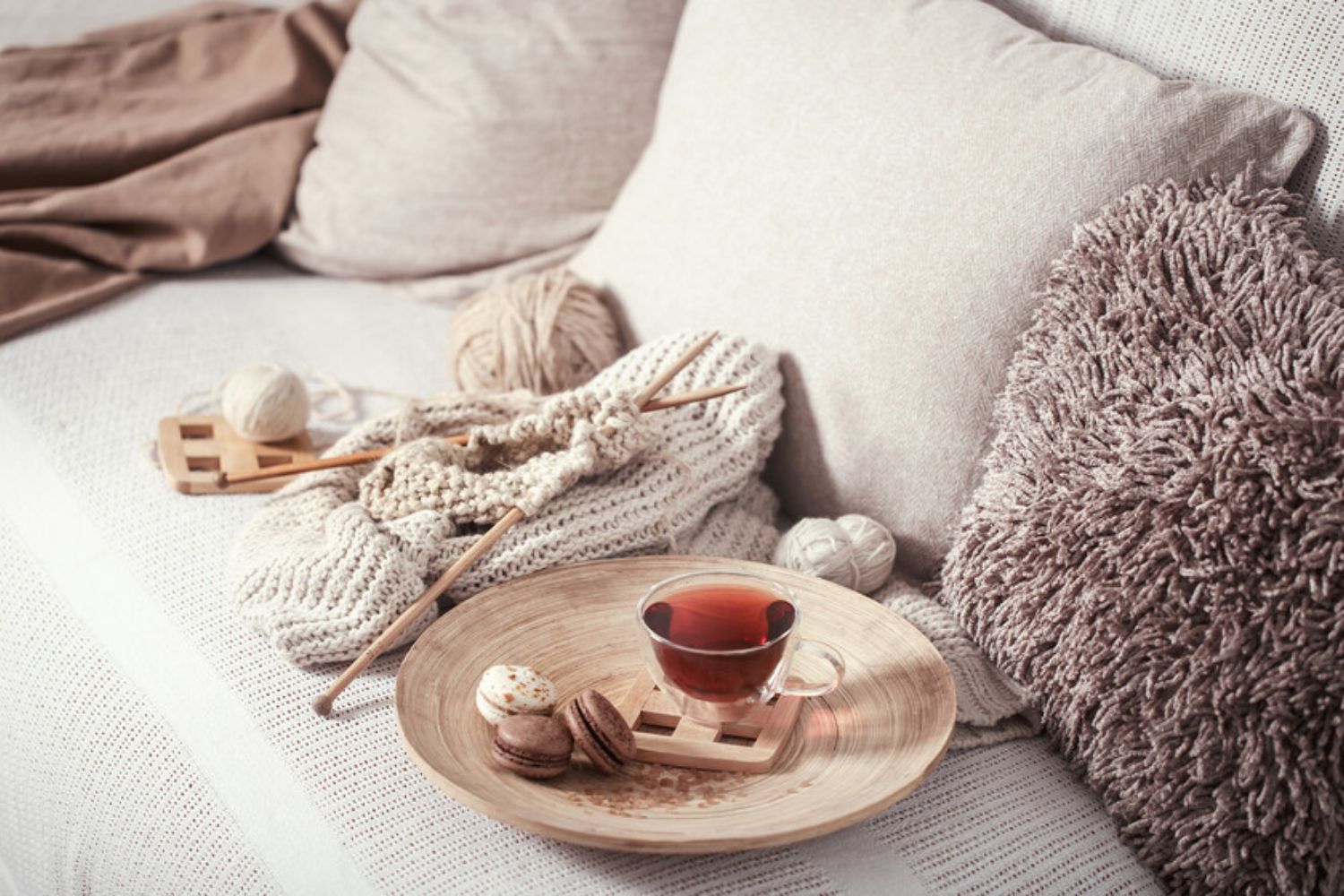 Essa tendência chamada cozymaxxing promete aliviar o estresse — mas pode estar te puxando ainda mais para o consumo sem você perceber