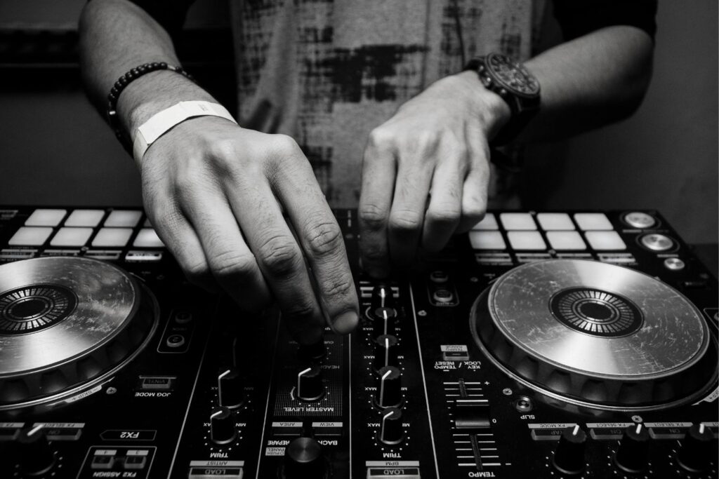 Estudo mostra que música eletrônica pode ajudar na ansiedade e depressão