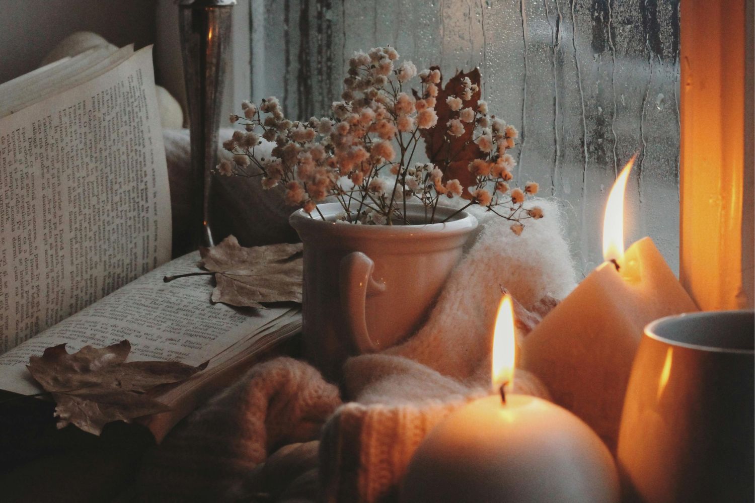 Essa tendência chamada cozymaxxing promete aliviar o estresse — mas pode estar te puxando ainda mais para o consumo sem você perceber