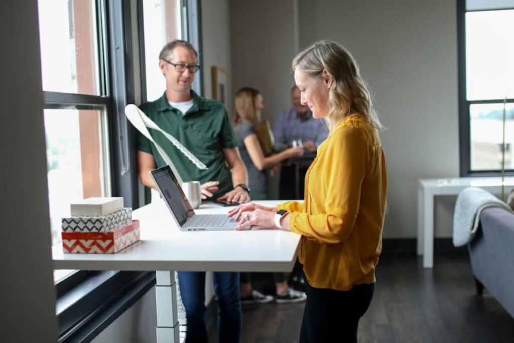 Sentado ou em pé? A resposta sobre a melhor forma de trabalhar não é a que você imagina