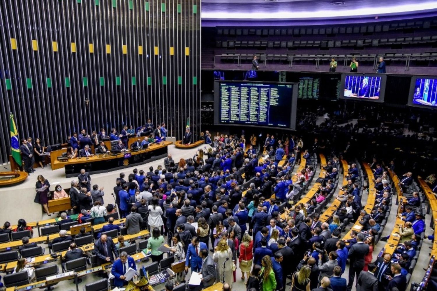 Congresso aprova lei que pode reduzir pena de Bolsonaro