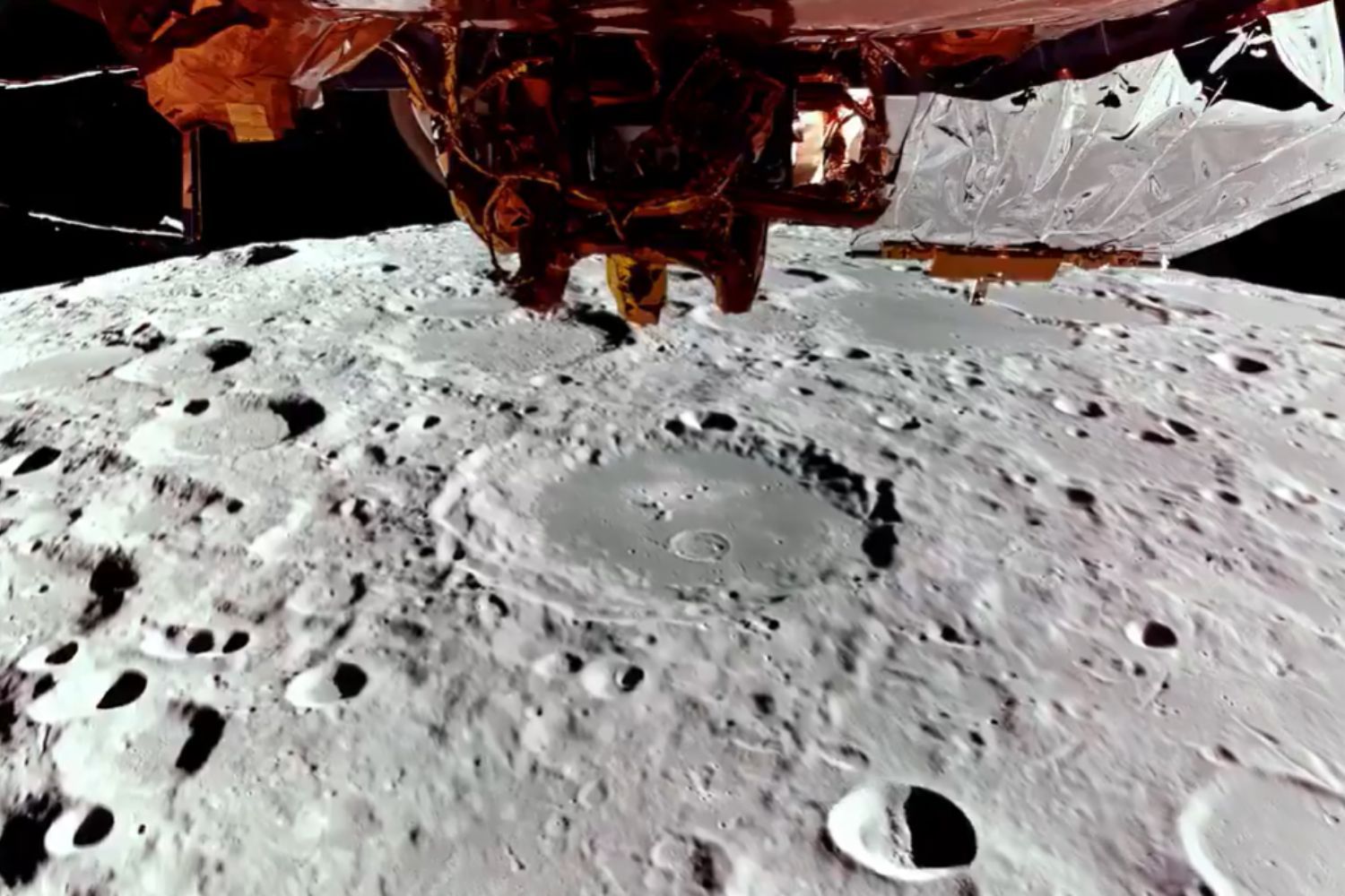 Astronautas da Artemis II viram flashes de luz surgindo na superfície da Lua