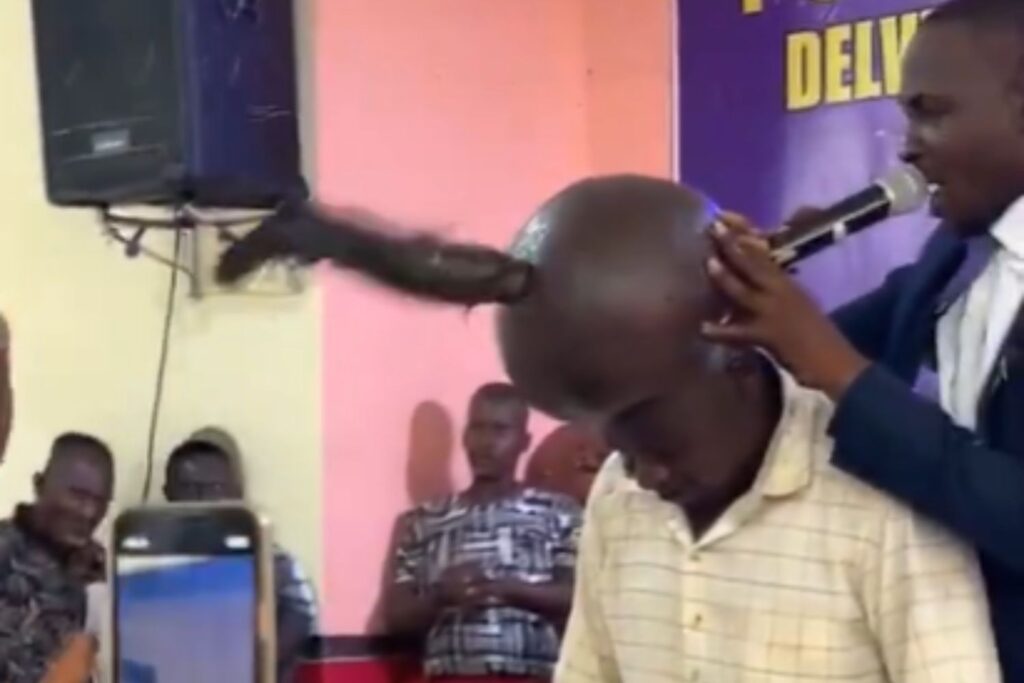 Vídeo viral mostra suposto pastor tirando peixes da cabeça de homem e gera dúvidas
