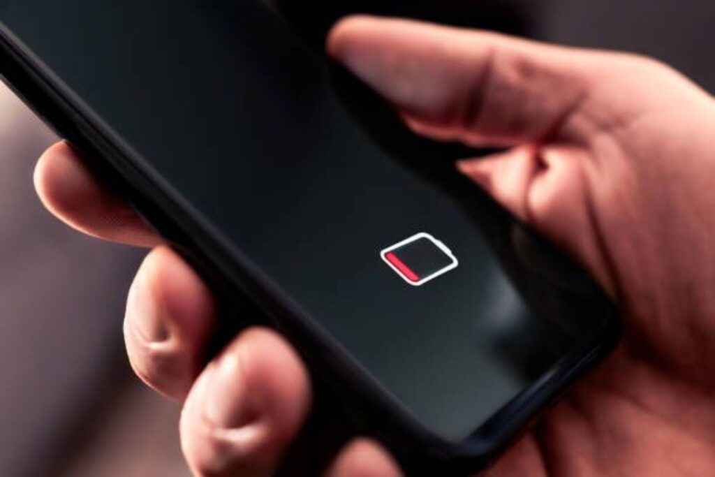 União Europeia vai obrigar celulares com baterias removíveis a partir de 2027