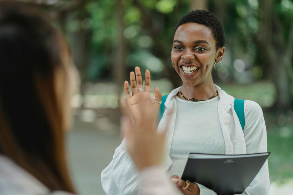 Escutar seu nome tem um efeito direto no cérebro e a neurociência prova isso