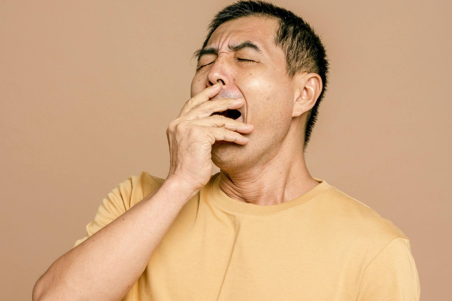 Você não vai acreditar no que realmente acontece quando alguém boceja perto de você