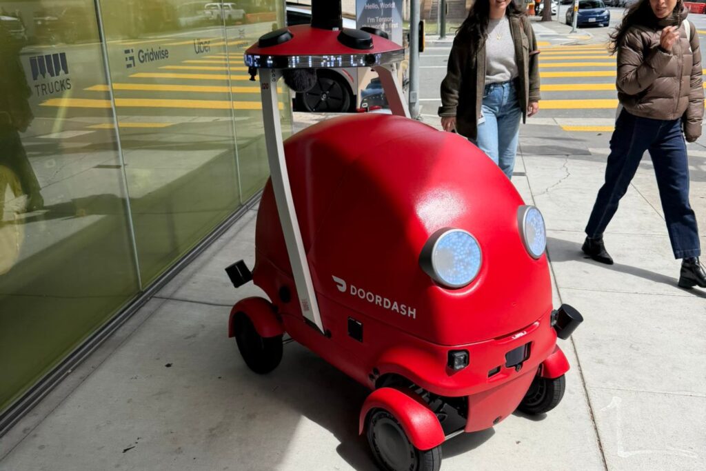 Vídeos virais estão expondo os robôs de entrega — e a realidade pode não ser tão futurista quanto parecia