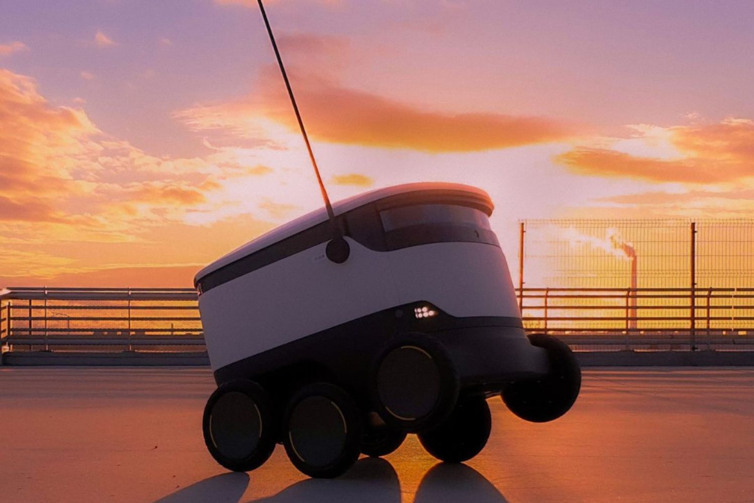 Vídeos virais estão expondo os robôs de entrega — e a realidade pode não ser tão futurista quanto parecia