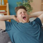 Você não vai acreditar no que realmente acontece quando alguém boceja perto de você