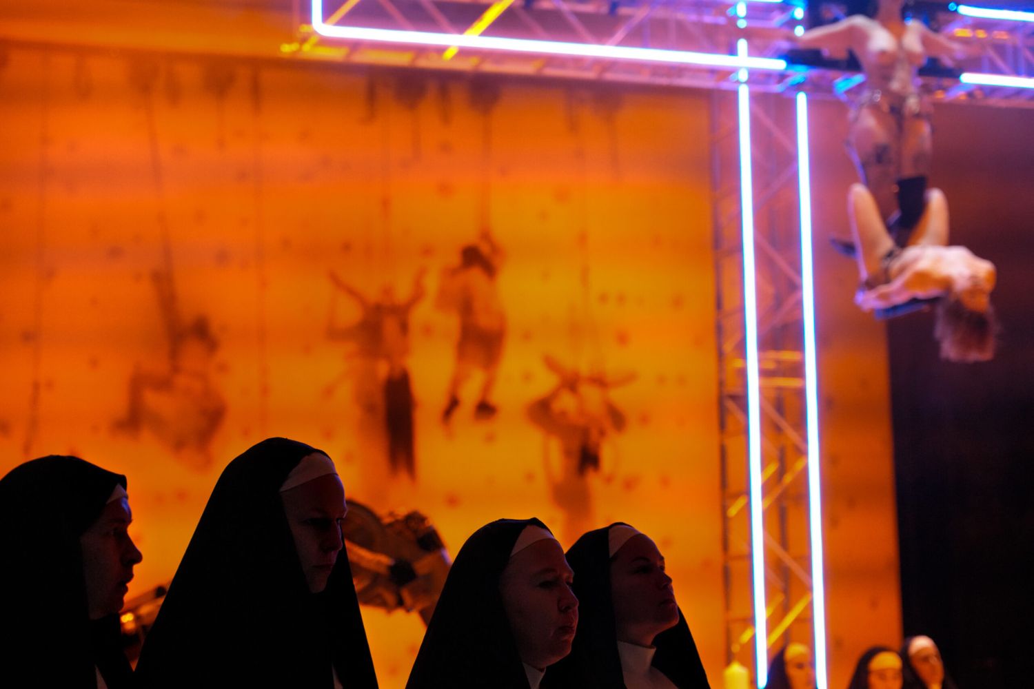 Uma ópera com freiras, nudez e patins virou alvo de críticas na Bélgica