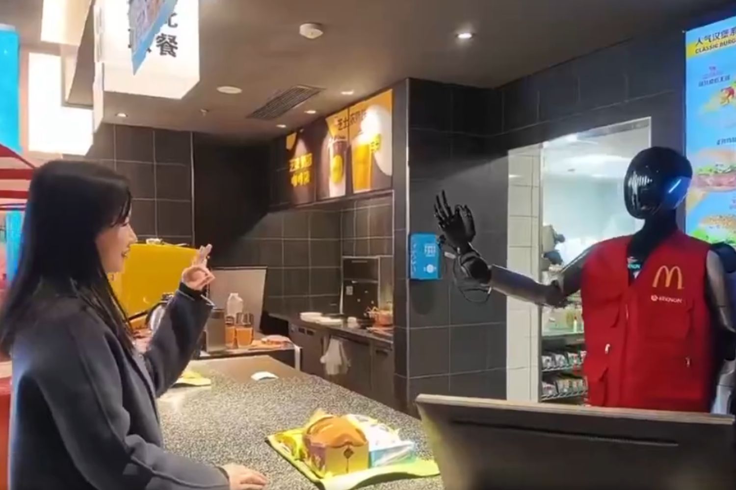 Um restaurante atendido por robôs viralizou, mas a realidade por trás disso é bem diferente