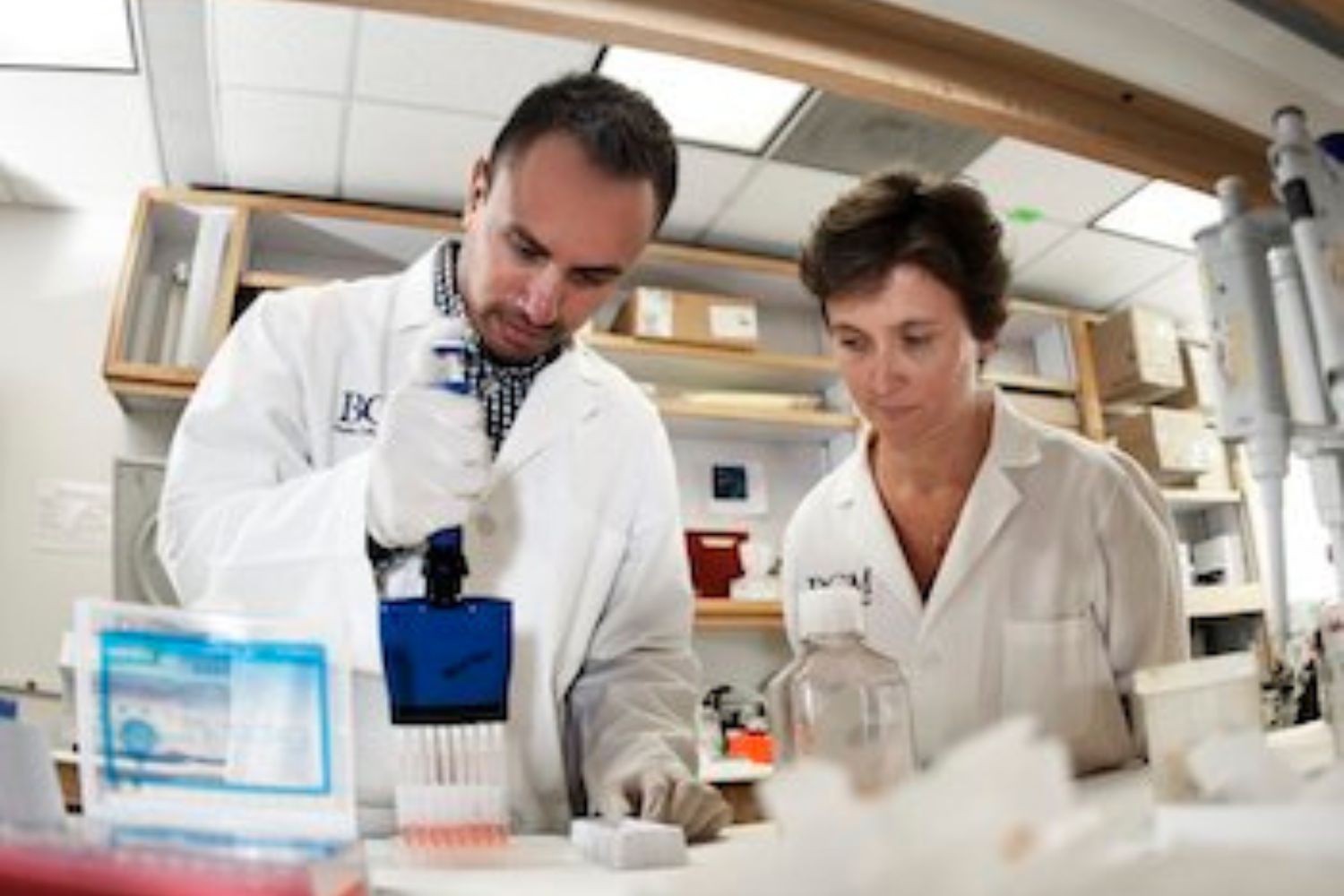 Cientistas criam “tatuagens invisíveis” que podem transformar qualquer superfície, até organismos vivos