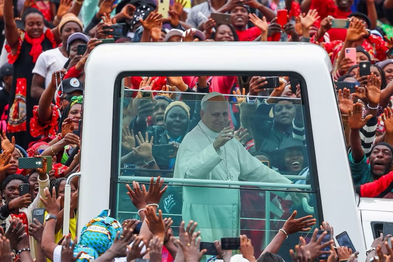 Papa Leão XIV critica uso da religião em guerras e afirma que “o mundo está sendo destruído por tiranos”