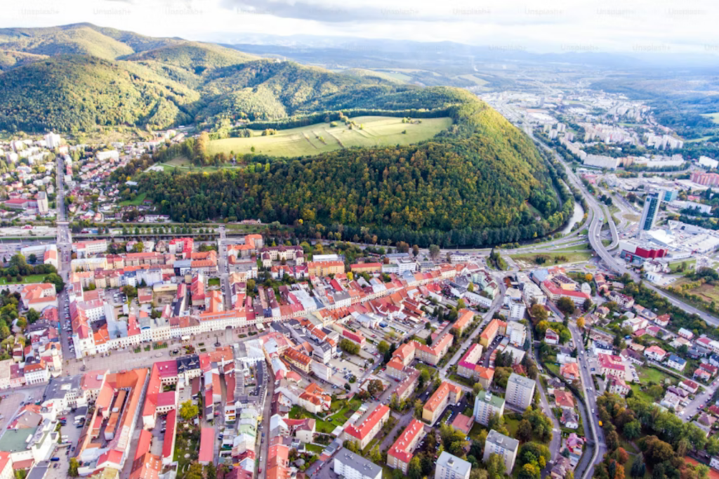No Meio Das Montanhas Dos Alpes, Entre Switzerland E Austria, Existe Um País Tão Pequeno Que Muita Gente Sequer Consegue Apontá Lo No Mapa.