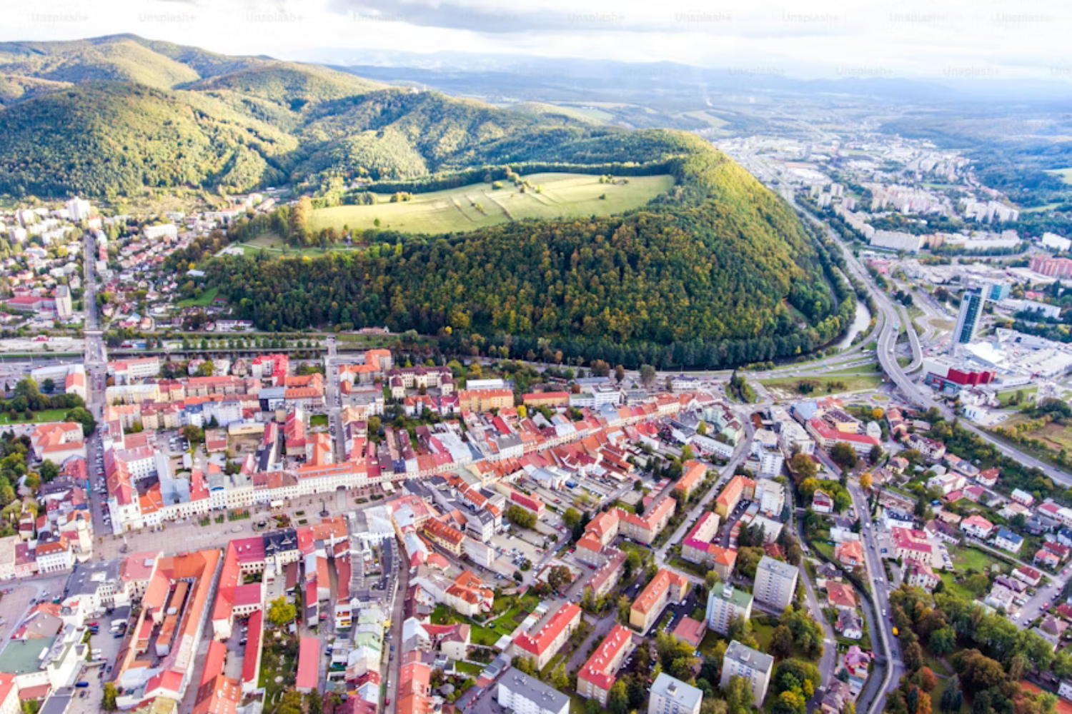 No Meio Das Montanhas Dos Alpes, Entre Switzerland E Austria, Existe Um País Tão Pequeno Que Muita Gente Sequer Consegue Apontá Lo No Mapa.