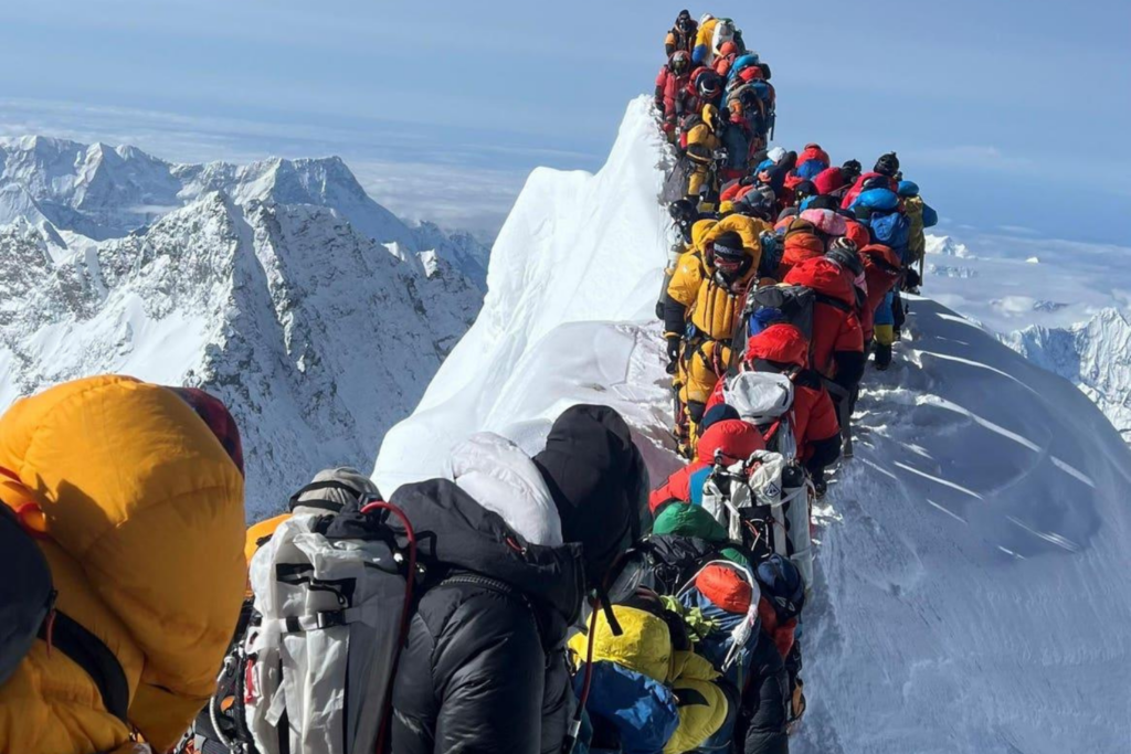 O Everest Enfrenta Uma Nova Onda De Superlotação Calor Extremo, Gelo Instável E Filas Na “zona Da Morte”