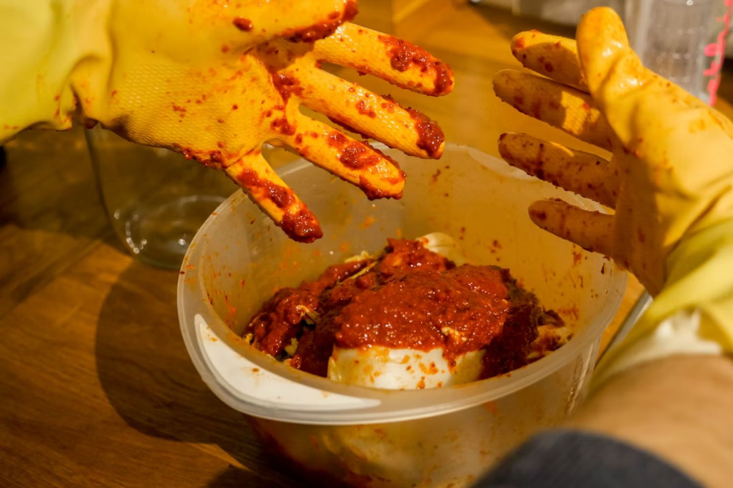Cientistas descobrem bactéria no kimchi que pode eliminar microplásticos do corpo
