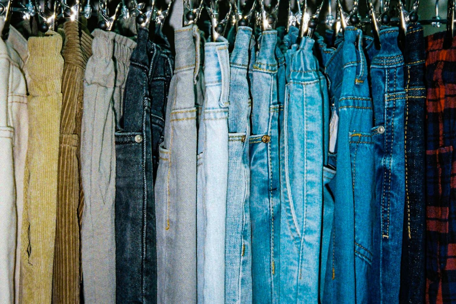 Talvez você esteja lavando seu jeans mais do que deveria e isso pode estar destruindo a peça