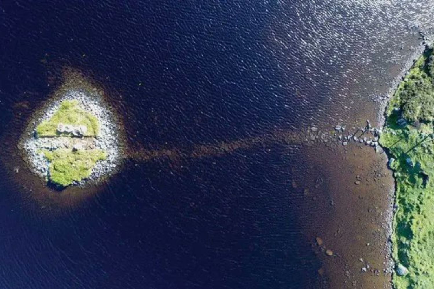 Arqueólogos encontram estrutura impressionante escondida em lago da Escócia