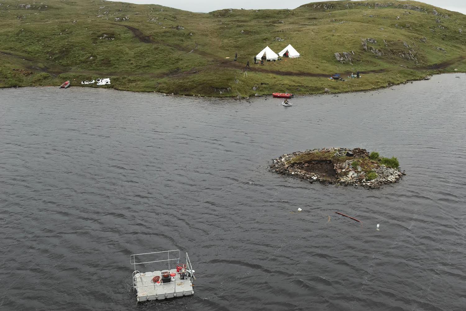 Arqueólogos encontram estrutura impressionante escondida em lago da Escócia