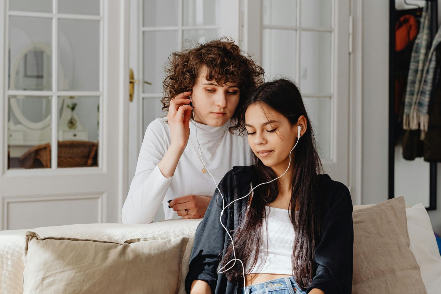 Pesquisadores descobriram que ouvir música junto pode sincronizar não apenas emoções, mas também a atividade cerebral e até os batimentos cardíacos entre pessoas