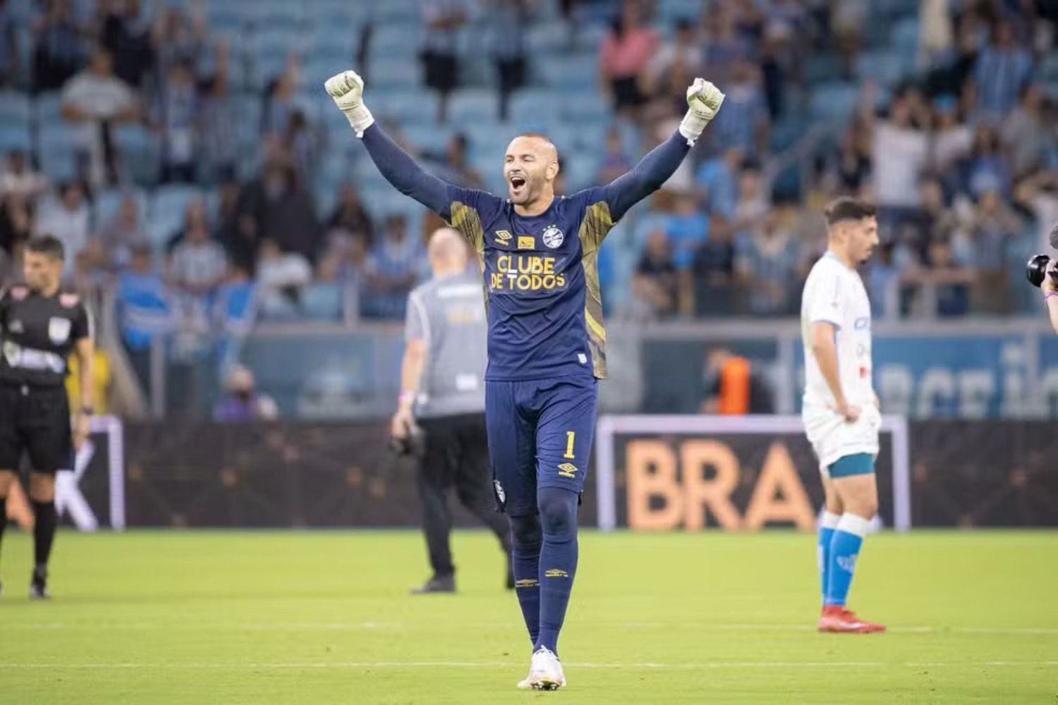 O goleiro brasileiro que desmaiou ao descobrir convocação para a Copa viralizou nas redes