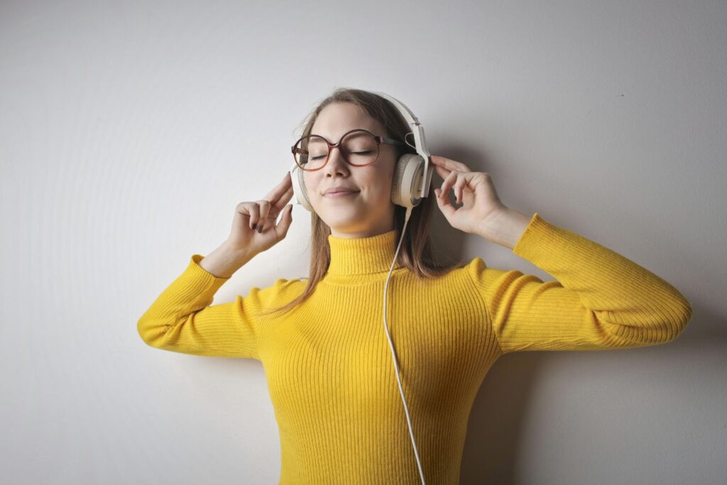 Pesquisadores descobriram que ouvir música junto pode sincronizar não apenas emoções, mas também a atividade cerebral e até os batimentos cardíacos entre pessoas