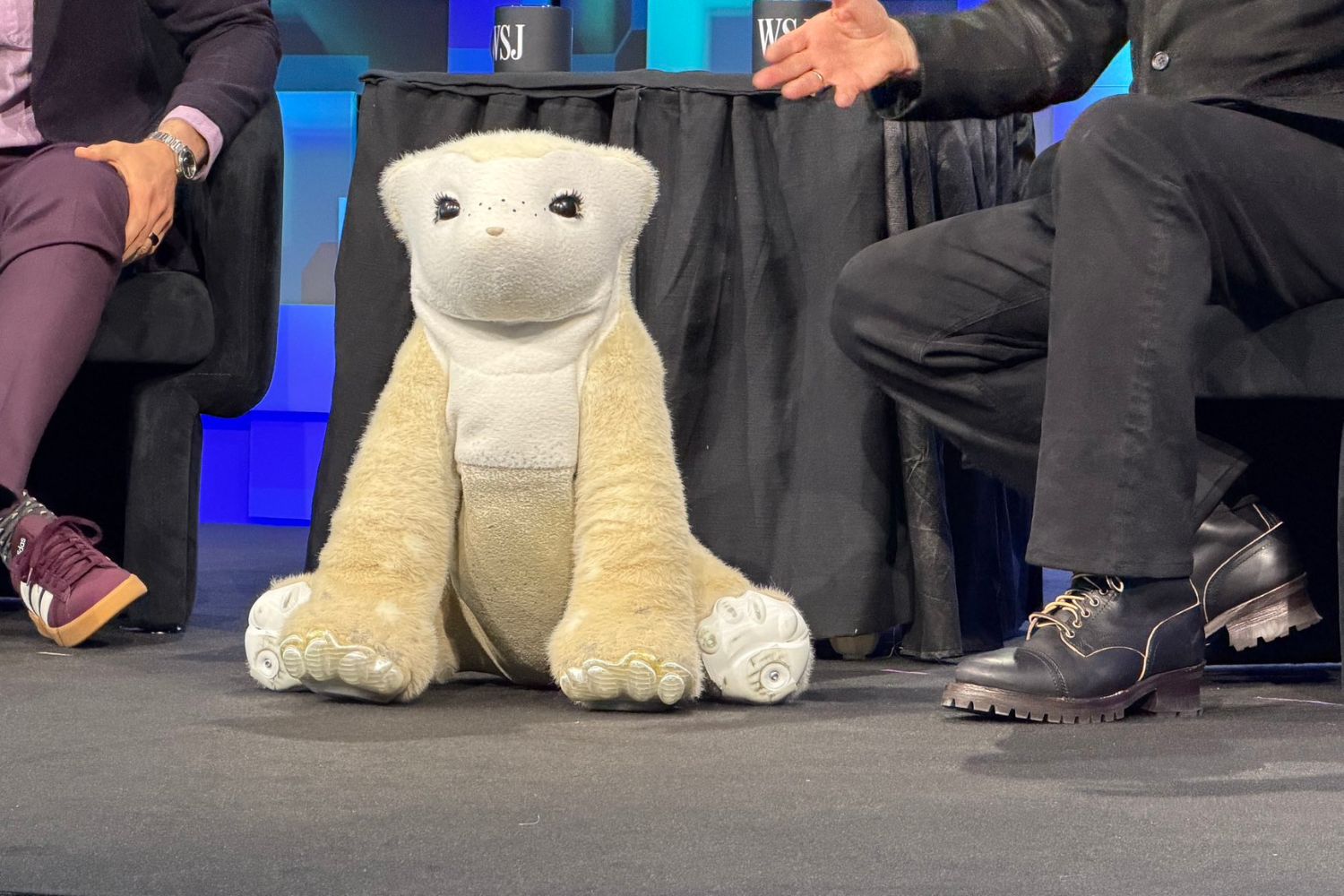 Novo robô com IA tenta entender emoções humanas e agir como um pet